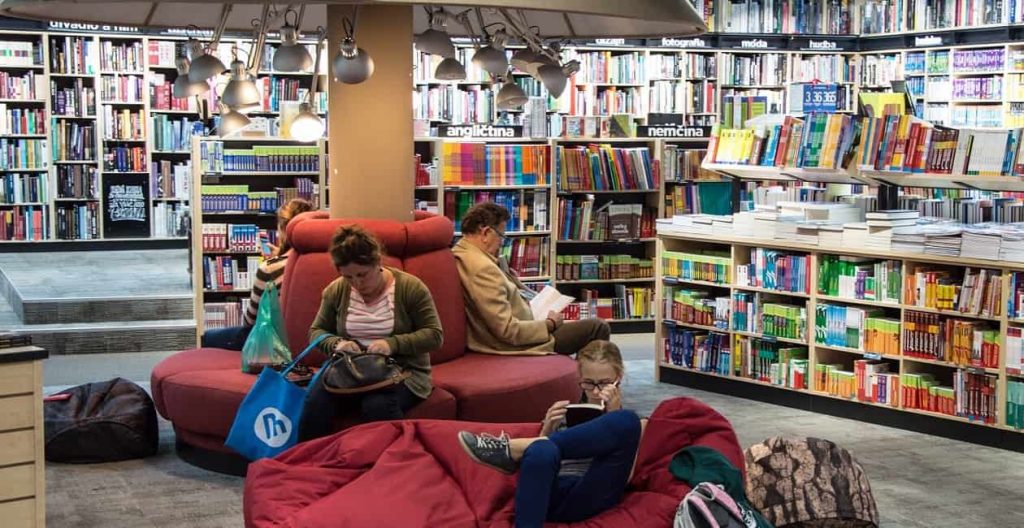  Folk læser i bog butik