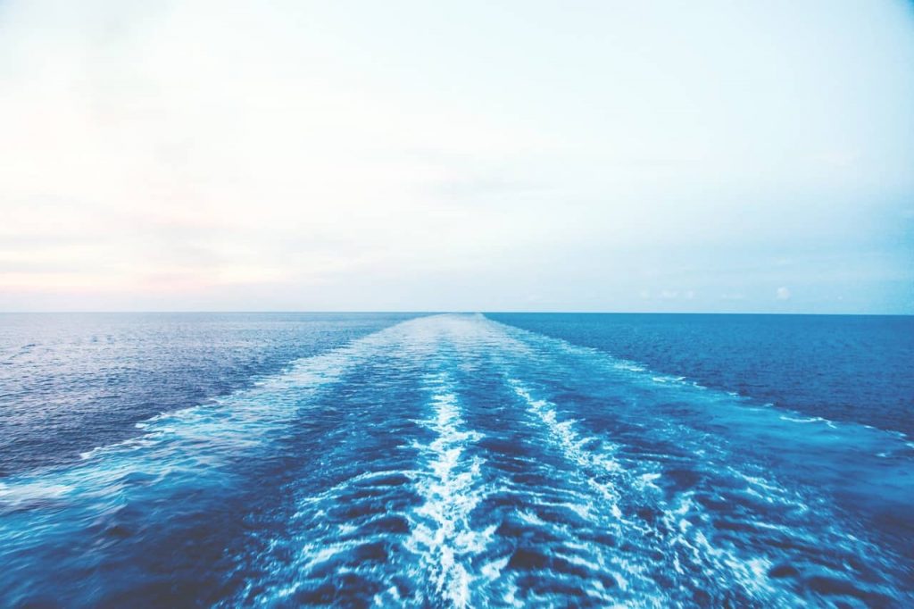 blauw water achter boot